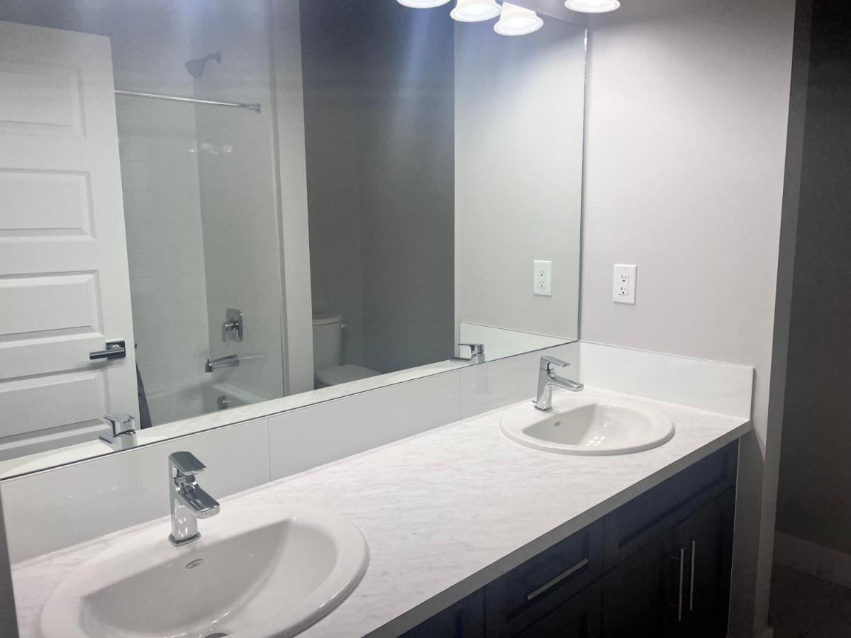 Flowealth Property Luxury Villa Near Lake Netflix Tv Wifi YYC Eksteriør bilde