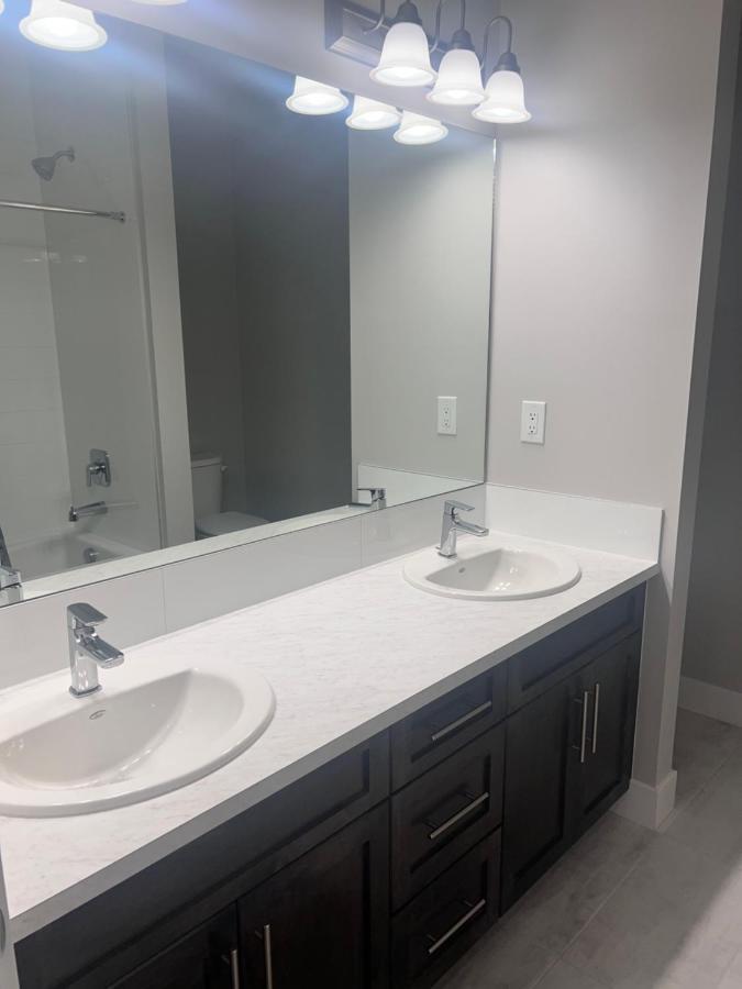 Flowealth Property Luxury Villa Near Lake Netflix Tv Wifi YYC Eksteriør bilde