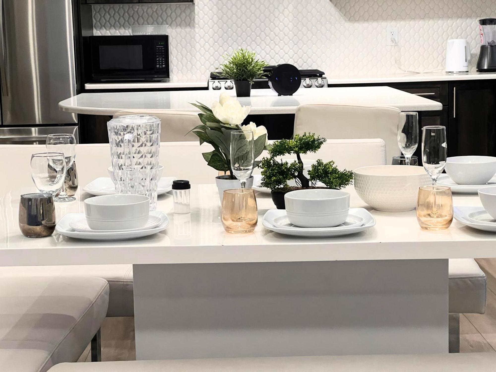 Flowealth Property Luxury Villa Near Lake Netflix Tv Wifi YYC Eksteriør bilde