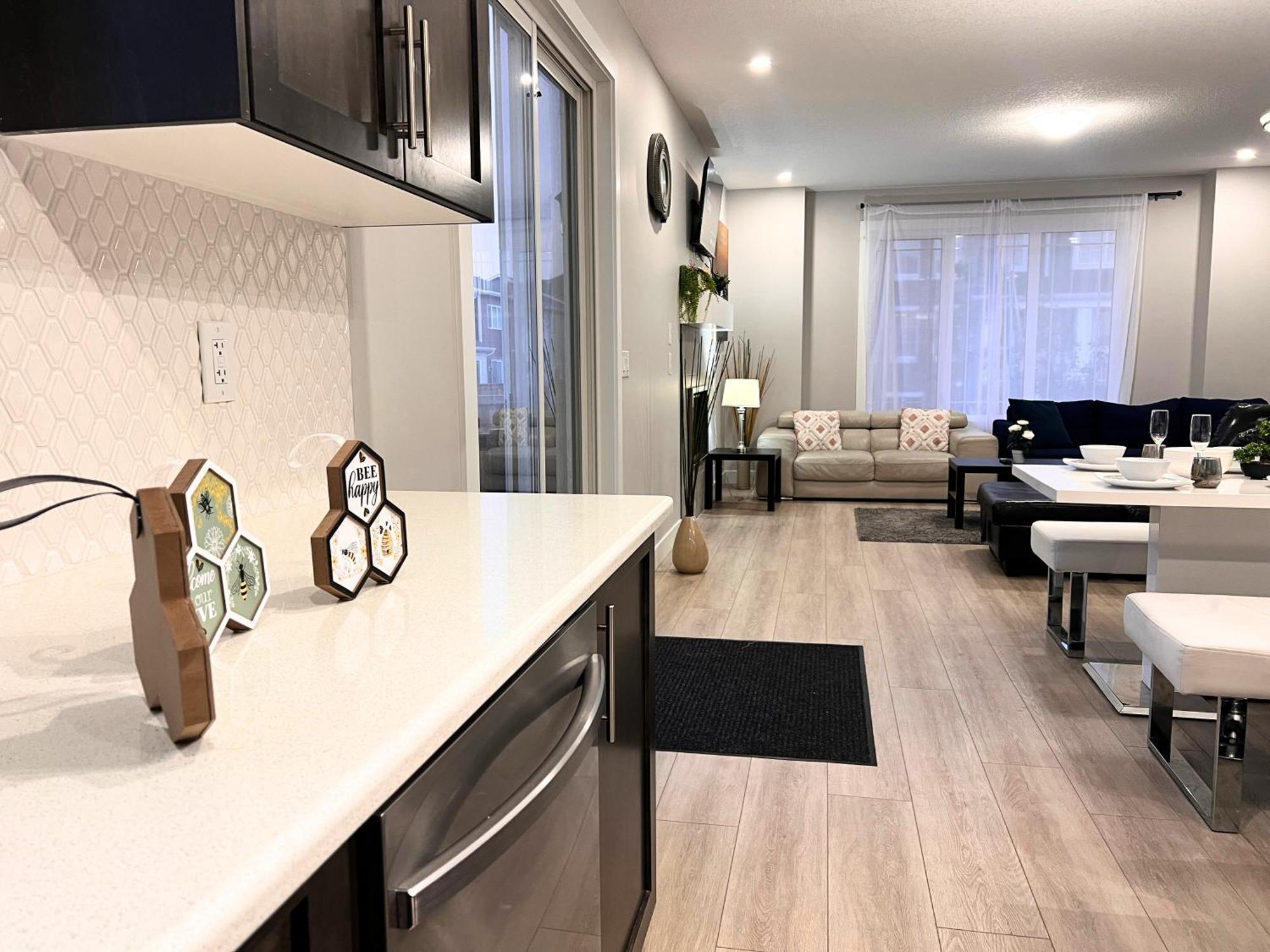 Flowealth Property Luxury Villa Near Lake Netflix Tv Wifi YYC Eksteriør bilde
